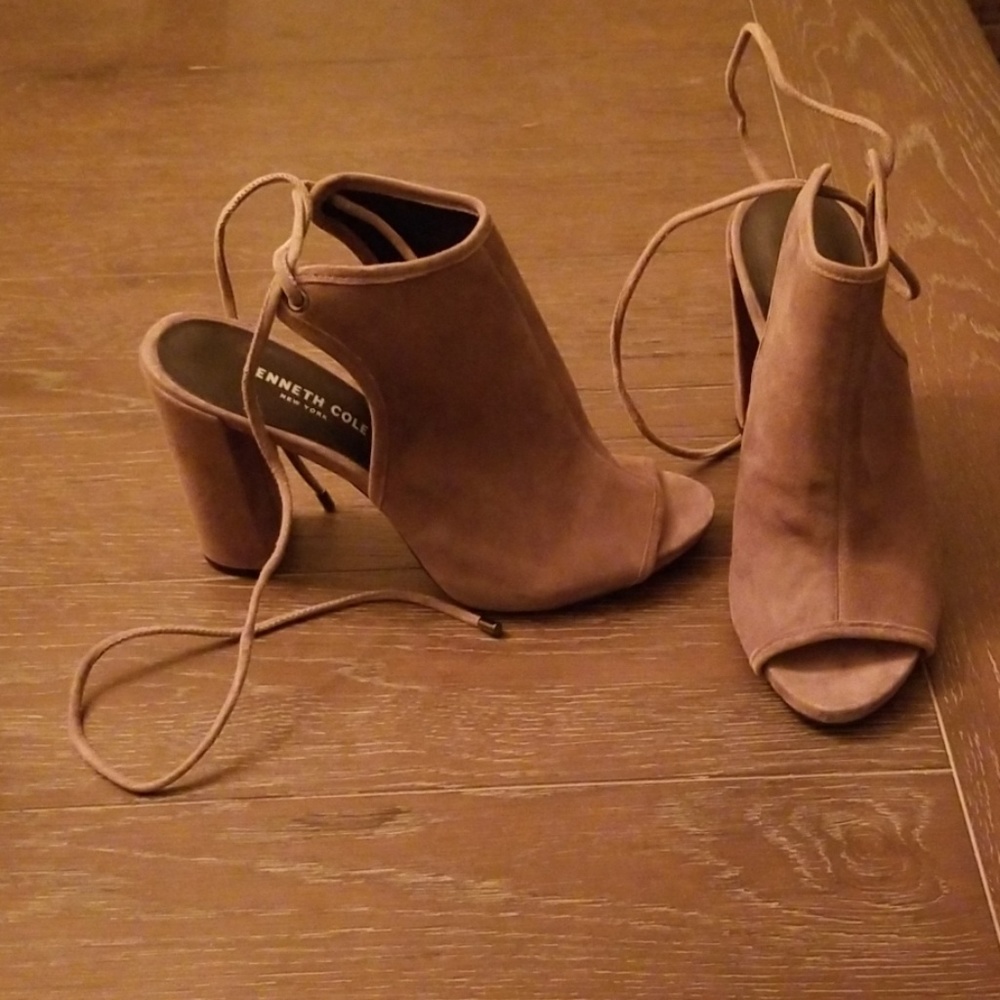 NEW Kenneth Cole Suede Heel Size 9 Grey